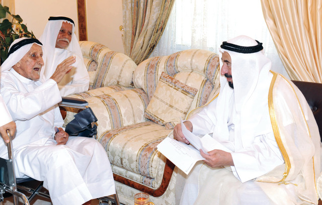 "سلطان القاسمي يستمع إلى مطالب المواطنين"