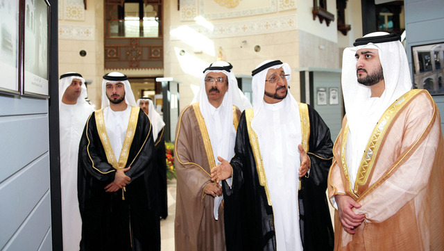"مكتوم بن محمد يتفقد المعرض المصاحب بحضور ماجد بن محمد ومحمد المر وسلطان السويدي\t    تصوير- خليفة اليوسف"