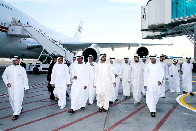 "محمد بن راشد لدى عودته إلى أرض الوطن قادماً من المنامة وفي استقباله حمدان ومكتوم وماجد ومنصور بن محمد وأحمد بن سعيد وكبار المسؤولين\t\t   تصوير- سيف محمد وخليفة اليوسف"