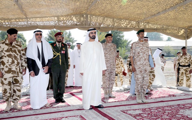 "محمد بن راشد لدى زيارته وحدات قواتنا المشاركة في درع الجزيرة بالبحرين بحضور سيف بن زايد وحمد الرميثي وقادة القوات المسلحة البحرينية \t تصوير- سيف محمد وخليفة اليوسف"