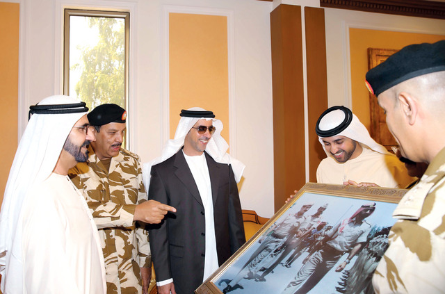 "محمد بن راشد يتمعن في اللوحة التذكارية بحضور سيف بن زايد وقادة القوات البحرينية وخليفة سليمان"