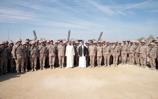 "محمد بن راشد وسيف بن زايد يتوسطان كبار ضباط قواتنا المسلحة المشاركة في درع الجزيرة بالبحرين بحضور حمد الرميثي وسالم الغفلي"