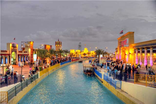 "صورة جمالية جديدة ترسمها بحيرة القرية العالمية في لوحة الجمال تجمع زرقة المياه وصفاء السماء خاصة."