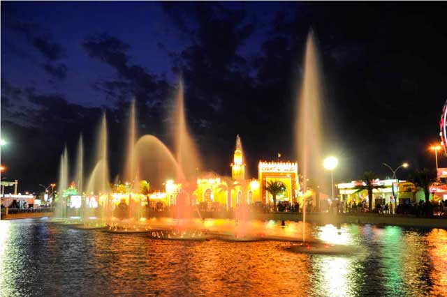 "شموخ العظمة وروعة الابداع في نافورة القرية العاللمية الراقصة مشكبة لوحة رائعة مكوناتها الماء الذي تم تطويعه على انغام ساحرة ليقدم فنا راقيا لجمهور القرية العالمية"