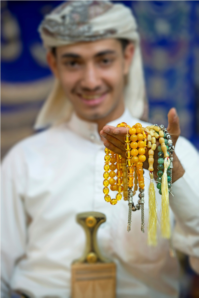 "مسبحة الكهرمان في الجناح اليمني بـ 20 الف درهم"