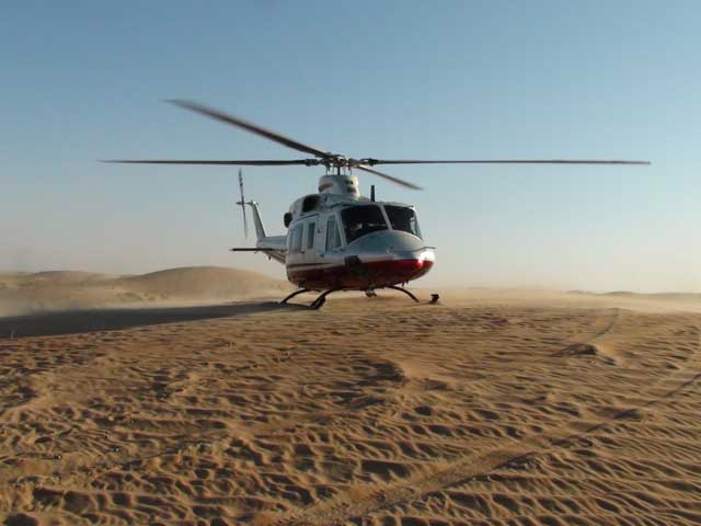 "مروحية جناح الجو في الموقع الذي علقت فيه السيارة"