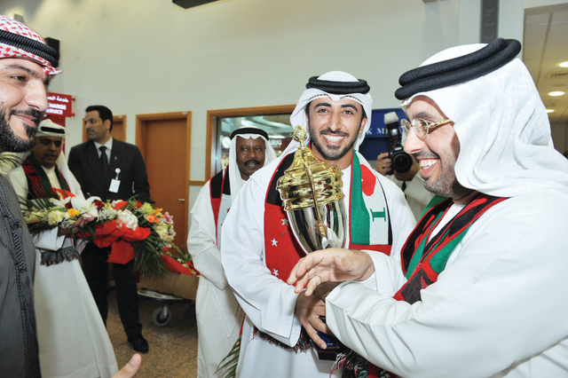 "الشامسي رئيس البعثة يتلقى التهنئة من الحضور في المطار \t البيان"