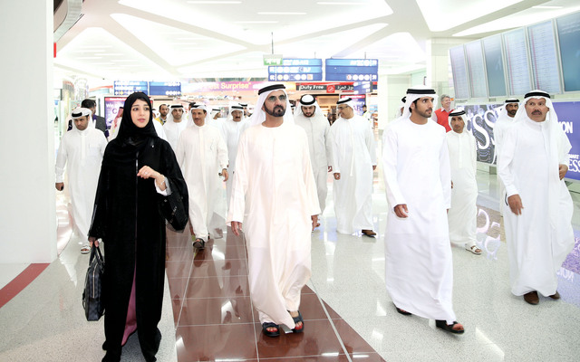 "محمد بن راشد خلال تفقده مبنى \"كونكورس 3\" بحضور حمدان ومكتوم بن محمد وسعيد بن مكتوم وعبيد الطاير وسلطان المنصوري وريم الهاشمي ومصبح الفتان\tتصوير ـــ سيف محمد وخليفة اليوسف"