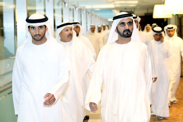 "نائب رئيس الدولة خلال جولته التفقدية لصالات المطار بحضور حمدان ومكتوم بن محمد وسعيد بن مكتوم وسلطان المنصوري وخليفة الزفين"