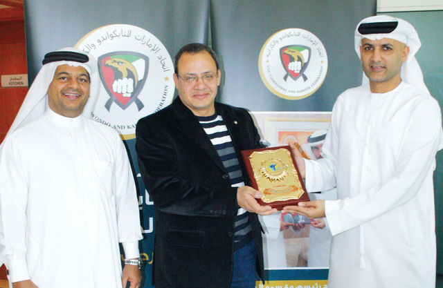 "عبدالمجيد يقدم درع الاتحاد إلى فرغلي بحضور عباس\tمن المصدر"