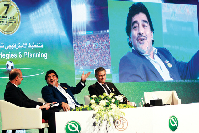 "مارادونا يتحدث في جلسة التخطيط الاستراتيجي لتحقيق البطولات  \tتصوير - سالم خميس"