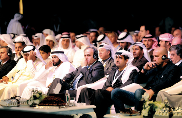 "الشريف مع كبار الحضور والمتحدثين في المؤتمر\tتصوير - سالم خميس"