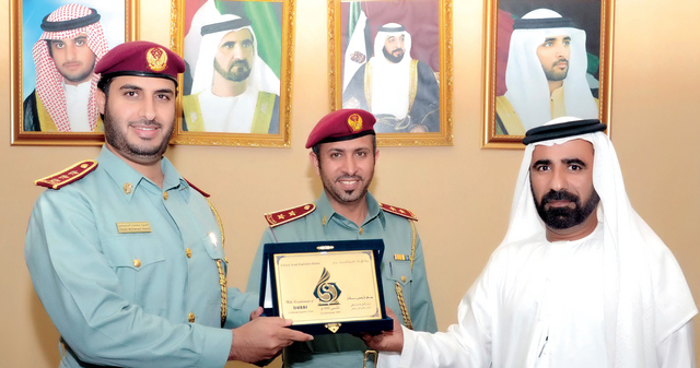 "الهلي يقدم درع النادي إلى وفد إدارة الإقامة\t من المصدر"