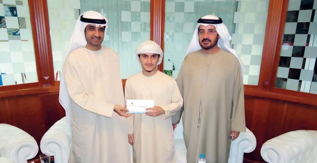"الشريف والبناي مع اللاعب المكرم سعيد إسحاق \tمن المصدر"