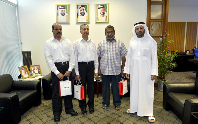 "جامعة الإمارات تكرم ثلاثة من أقدم عمالها \tوام"