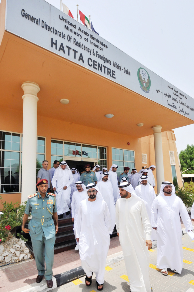"محمد بن راشد خلال تفقده مركز حتا الحدودي"
