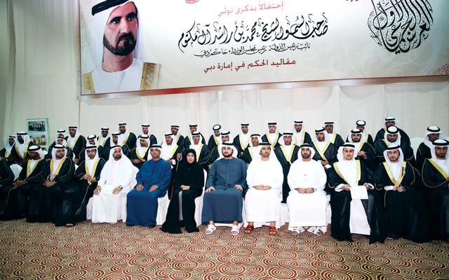 "مكتوم بن محمد في لقطة تذكارية مع العرسان \tتصوير: سيف محمد"