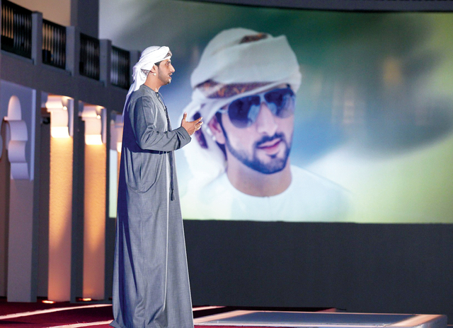 "هادي المنصوري يلقي أشعاره"