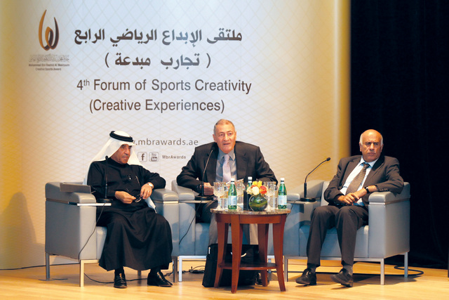 "عثمان السعد وجبريل الرجوب يتحدثان عن مسيرتهما الرياضية بحضور حسن مصطفى\t(تصوير: موهان)"