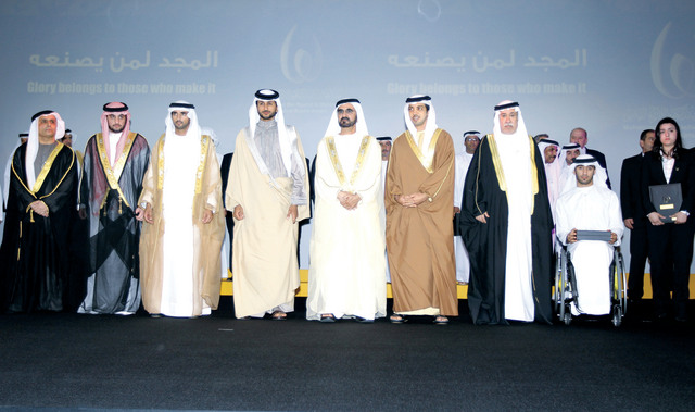 "محمد بن راشد يتوسط المكرمين العام الماضي \tالبيان"