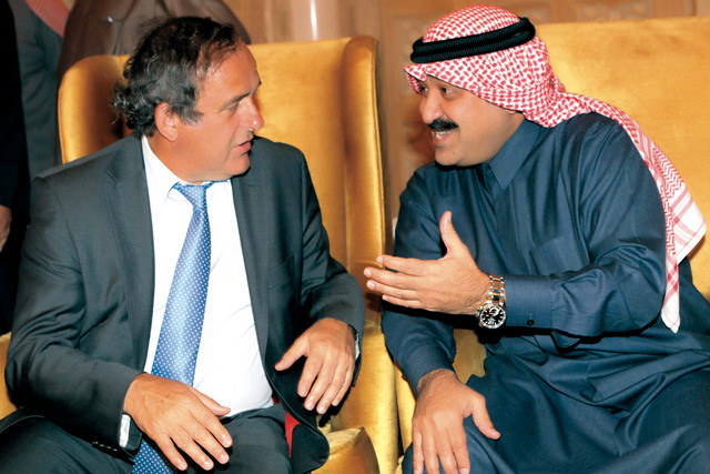 "احمد اليوسف في حوار جانبي مع بلاتيني"