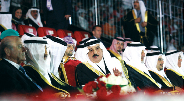 "حمد بن عيسى في حديث مع سيب بلاتر خلال حفل الافتتاح"