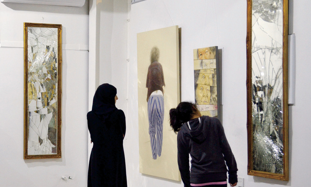 "الجمهور يتأمل اللوحات اليابانية\tمن المصدر"