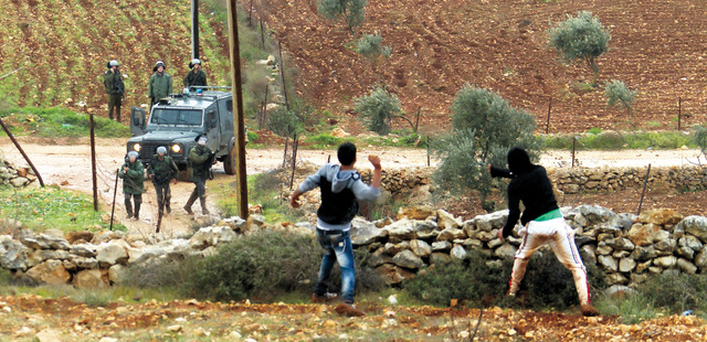 "فلسطينيون يرشقون جنود الاحتلال بالحجارة في بلدة قصرة جنوبي نابلس \t إي.بي.ايه"