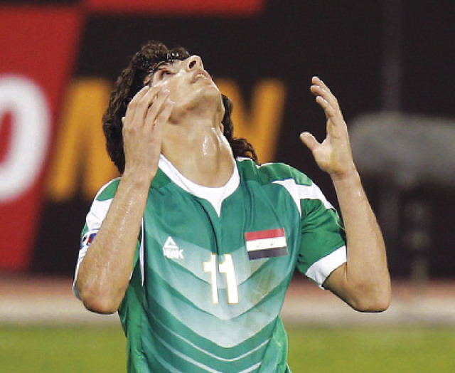 "العراقي همام فرج مؤديا صلاة الشكر بعد ان تحقق الفوز على المنتخب السعودي"