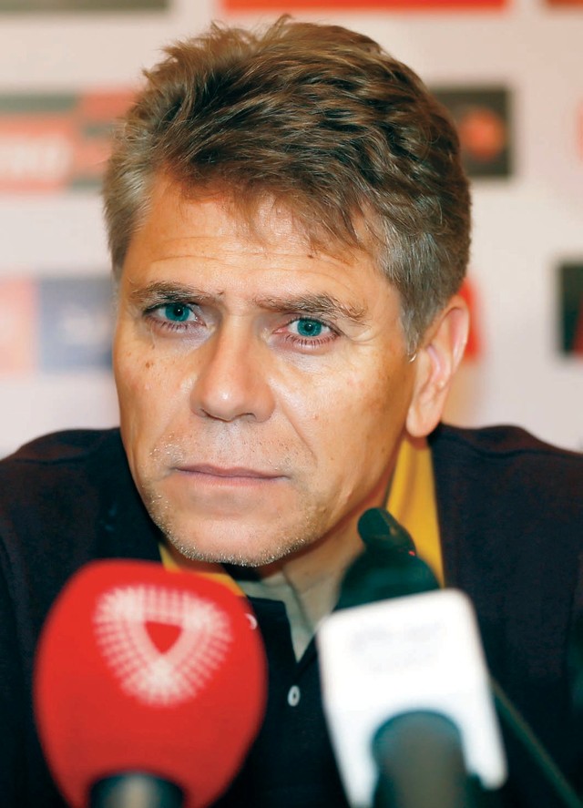 "الوجوم على وجه أوتوري في مواجهة الإعلام"