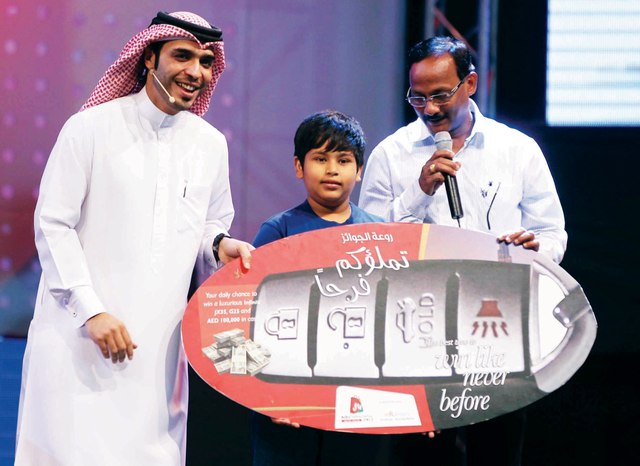 طفل هندي يفوز بسيارتين و100 ألف درهم