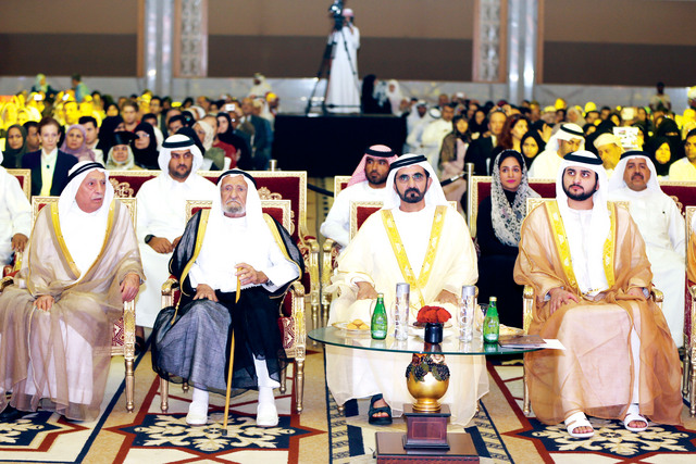 "محمد بن راشد لدى حضوره حفل التخريج بحضور مكتوم بن محمد وجمعة الماجد وسعيد لوتاه \tتصوير: محمد هشام"