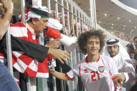 "عمر عبد الرحمن يتلقى التهنئة من جمهور الإمارات"