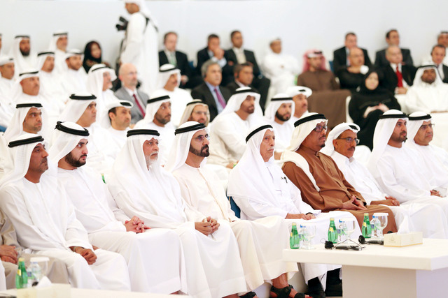 "محمد بن راشد خلال اللقاء بحضور مكتوم بن محمد وأحمد بن سعيد وجمعة الماجد وعبيد الطاير وضاحي خلفان وإبراهيم بوملحة وخلف الحبتور\tتصوير:سيف محمد"