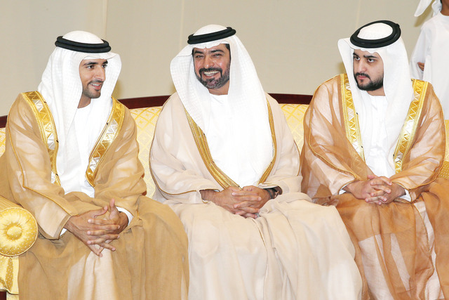"حمدان بن محمد وعبدالله بن زايد خلال حضور حفل الغداء بحضور الطاير ونجله العريس"