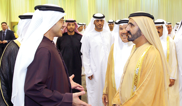 "محمد بن راشد يتبادل الحديث مع عبدالله بن زايد بحضور مصبح الفتان والكندي"