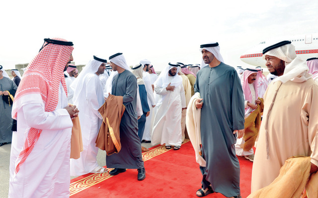 "خليفة وفي استقباله سلطان ومحمد بن زايد بحضور منصور بن زايد"
