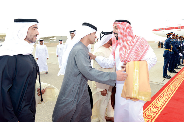 "رئيس الدولة لدى وصوله وفي استقباله هزاع ونهيان بن زايد"