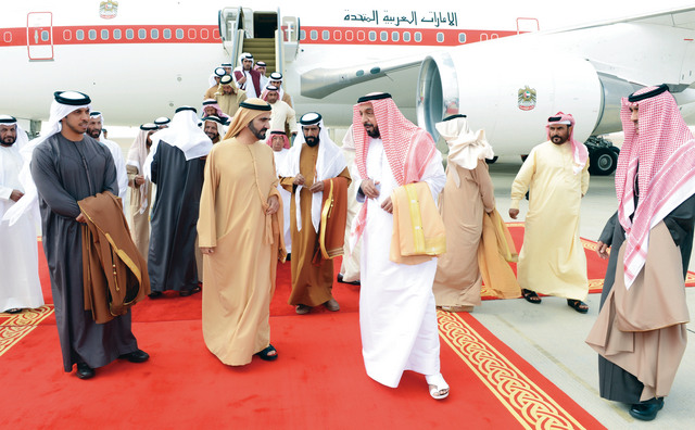 "خليفة لدى وصوله وفي استقباله محمد بن راشد بحضور طحنون بن محمد ومنصور بن زايد وام"