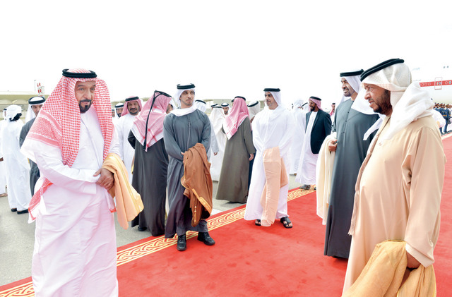 "خليفة يتبادل الحديث مع سلطان ومحمد وسيف ومنصور وهزاع بن زايد"