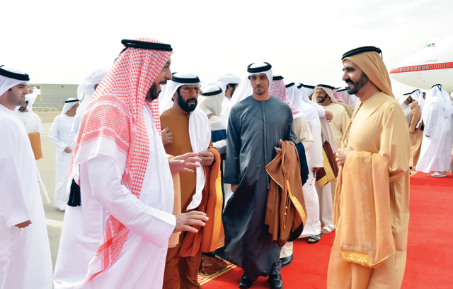 "خليفة ومحمد بن راشد يتبادلان الحديث بحضور طحنون بن محمد ومنصور بن زايد"