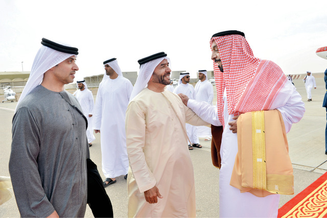 "خليفة لدى وصوله وفي استقباله سرور بن محمد وهزاع بن زايد"