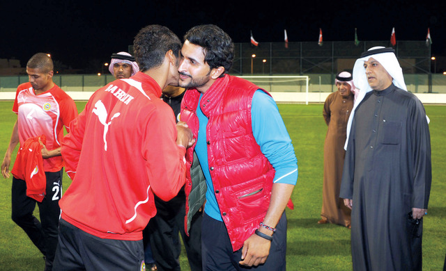 "ناصر بن حمد خلال زيارته تدريبات منتخب البحرين"