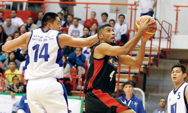 "الأهلي يكسب سمارات الفلبيني ويجدد آمال الصعود     \t\t   تصوير ــ سالم خميس"