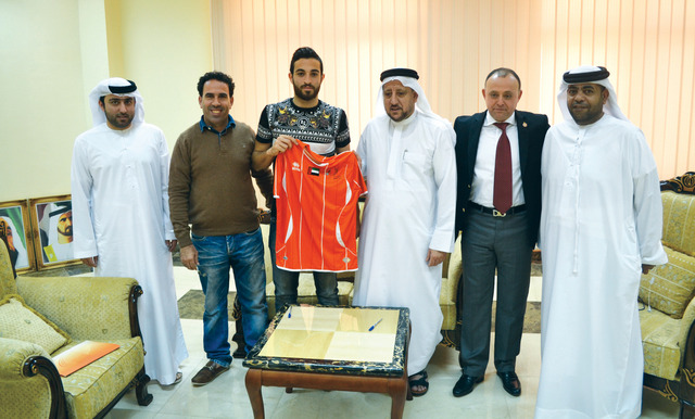 "المغربى فتوحي يحمل شعار عجمان \tمن المصدر"