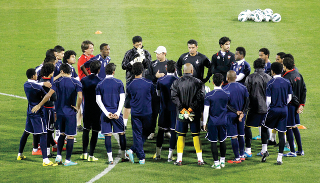 "مهدي علي يوجه اللاعبين في مران المنتخب"