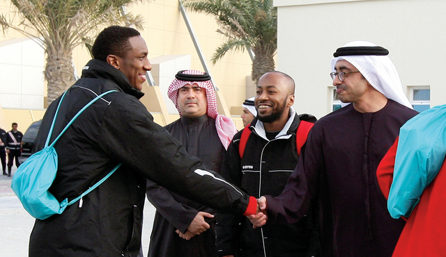 "عبدالله بن زايد يصافح اللاعبين في مران المنتخب"