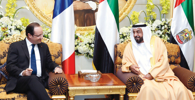 "خليفة خلال استقبال هولاند \tوام"