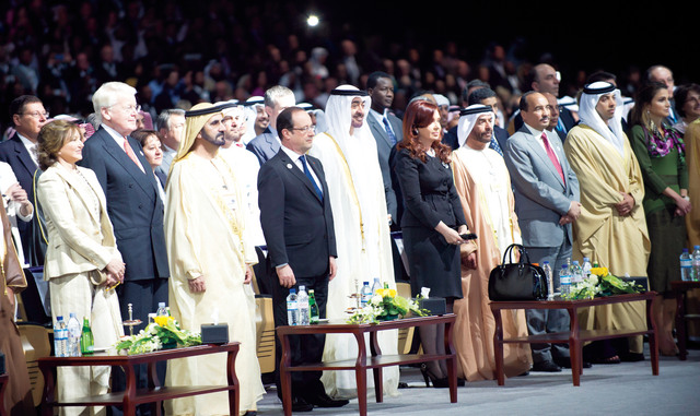 "محمد بن راشد ومحمد بن زايد وقادة الدول المشاركة في القمة بحضور سرور بن محمد ومنصور بن زايد \t وام"