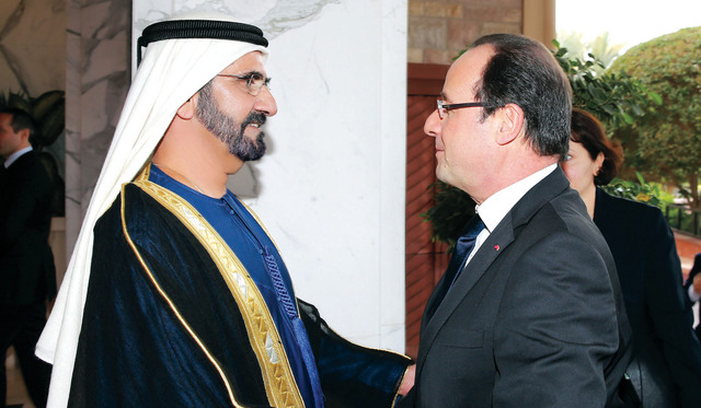 ". وسموه مصافحاً الرئيس الفرنسي \tتصوير- سيف محمد ومحمد هشام"